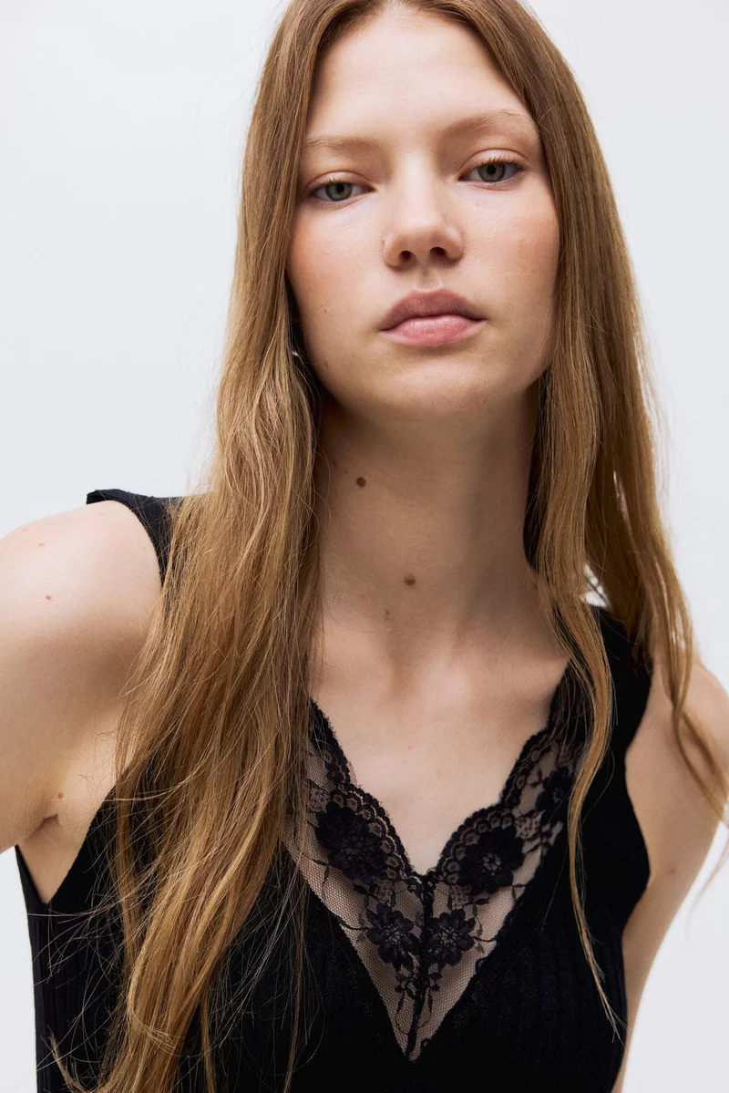 اتش اند ام بلوزة فيست بحواف دانتيل